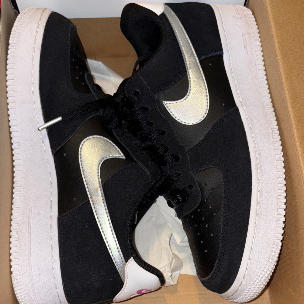 Nike Air Force 1 ‘07 with Pink Logo
Black/metallic silver white